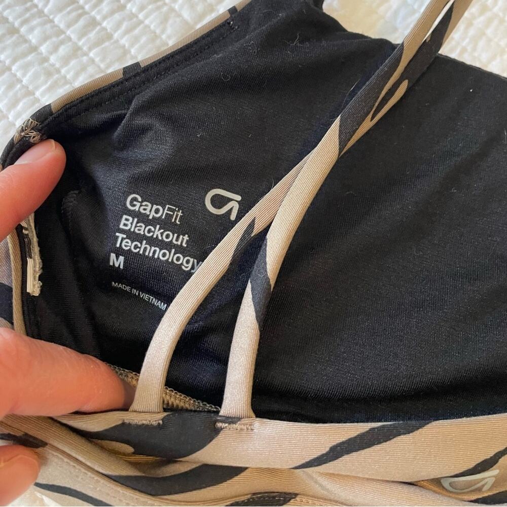 GAP Fit Blackout Sports Bra - Picture 3 of 3